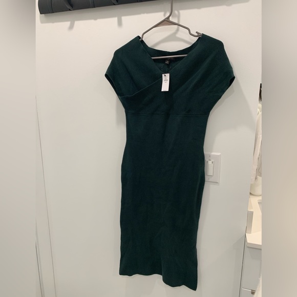 Banana Republic off the shoulder dress - Picture 2 of 3